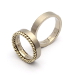 048a - 14kt palladium wit gouden trouwringen. De damesring voorzien van een aanschuif ring van 'pareldraad'.